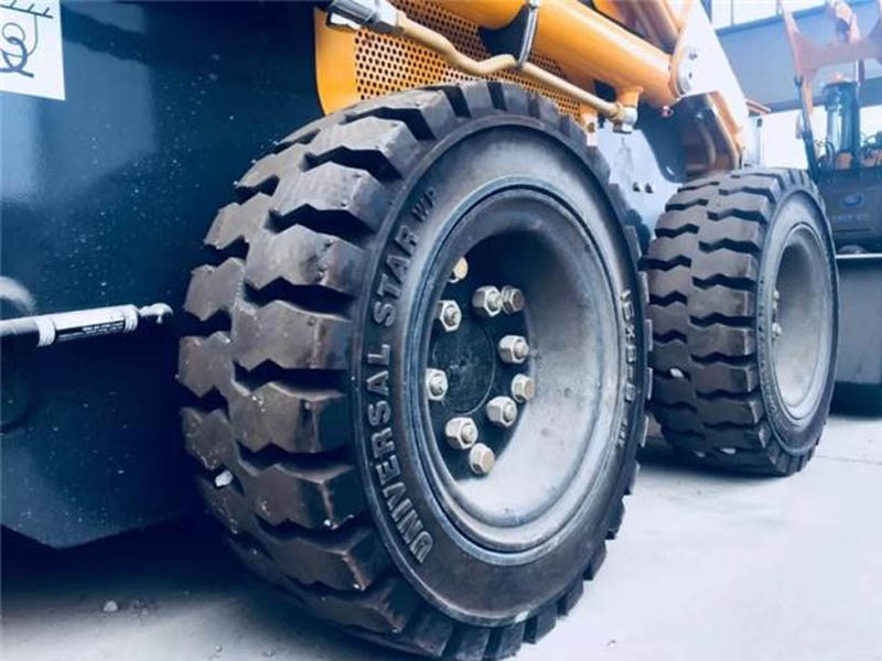 小型輪式滑移鏟車(chē)